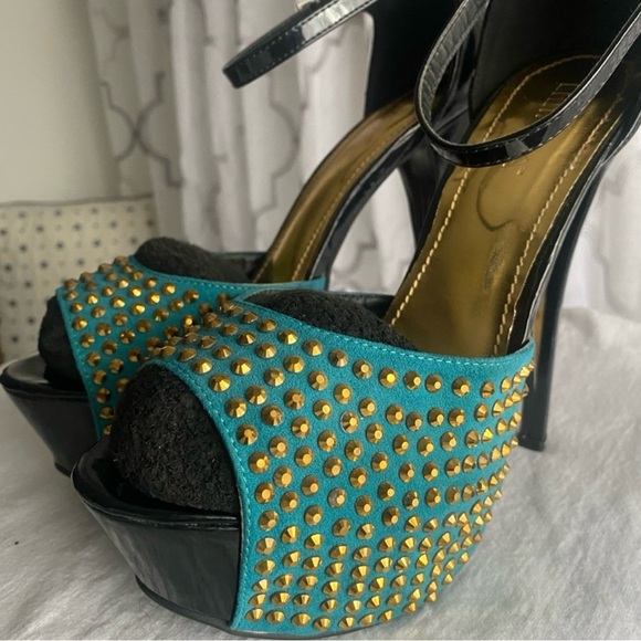 Two for the price of one. These are beautiful shoes in At a great price. - Picture 7 of 9